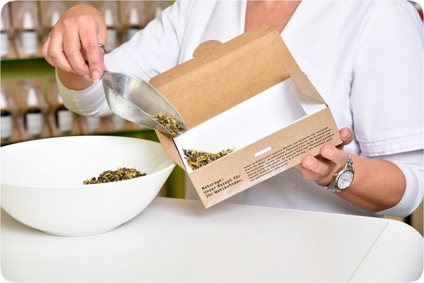 Teemischung wird abgefüllt