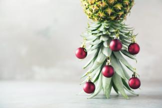 Ananaskraut mit Weihnachtskugeln imitiert Weihnachtsbaum