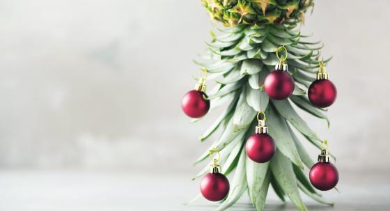 Ananaskraut mit Weihnachtskugeln imitiert Weihnachtsbaum
